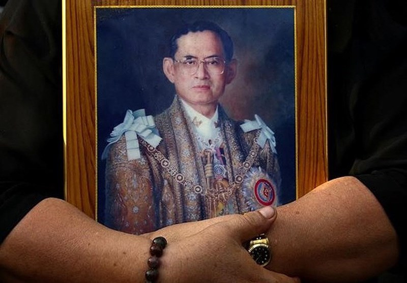 عکس/ شیوه‌ی ادای احترام مقابل پادشاه تایلند