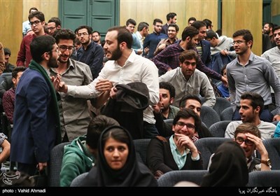 مناظره دانشجویی در دانشگاه تهران