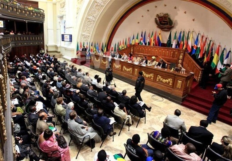 مادورو از نمایندگان مخالف پارلمان رای عدم اعتماد گرفت