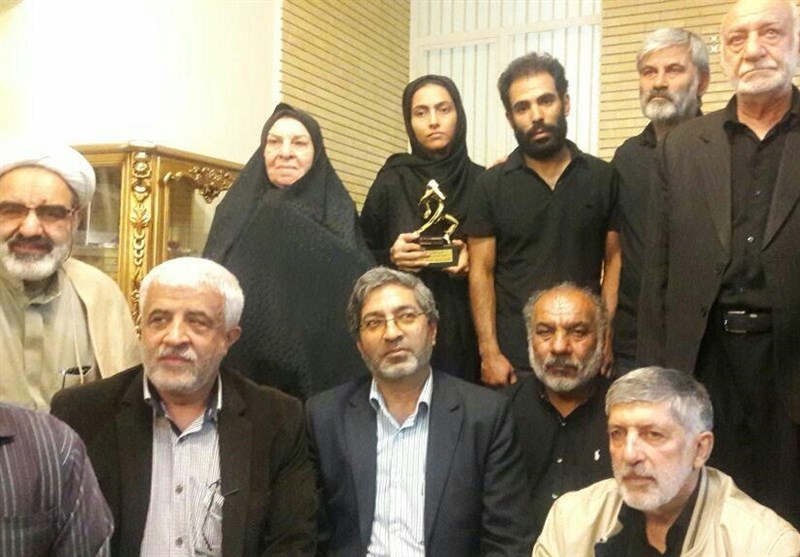 اهدا چهارمین تندیس مردمی شهید دریاقلی سورانی به خانواده مرحوم بهمن گلبارنژاد