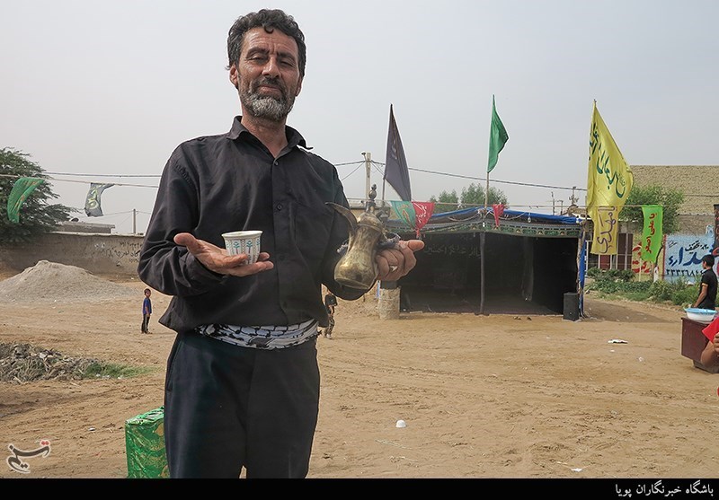 پذیرایی موکب‌داران خوزستانی با «قهوه و دم‌نوش زعفران» از زائران اربعین در شلمچه و چذابه