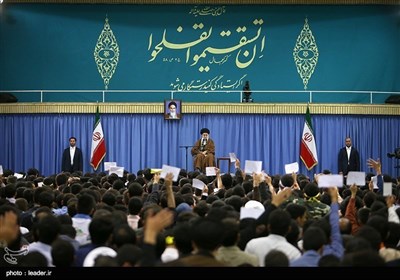 ایرانی طلبا و طالبات کا امام خامنہ ای سے ملاقات