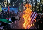 پرچم آمریکا در راهپیمایی 22 بهمن به آتش کشیده شد+فیلم