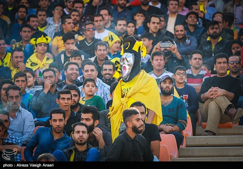 هواداران سپاهان به سبک لیدر مرحوم تیم‌شان زردپوشان را تشویق کردند