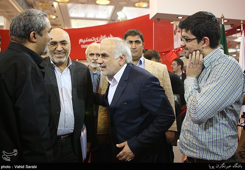 استاندار مازندران ار غرفه تسنیم در نمایشگاه مطبوعات بازدید کرد