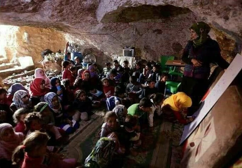 امریکی فضائی بمباری کے خوف سے اسکول غاروں اور خندقوں میں/ تصویری رپورٹ