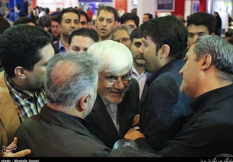 محمدرضا عارف از غرفه خبرگزاری تسنیم بازدید کرد