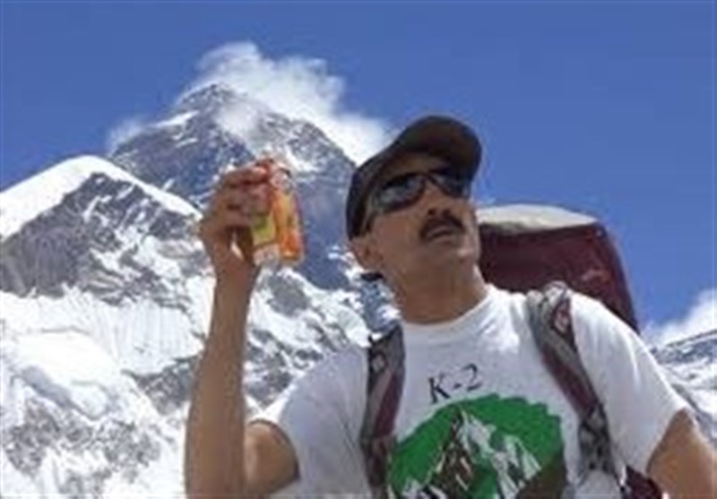 قله‌های رفیع جهان در برابر کوهنورد شیعه پاکستانی با پرچم یاحسین (ع) سر خم کرد
