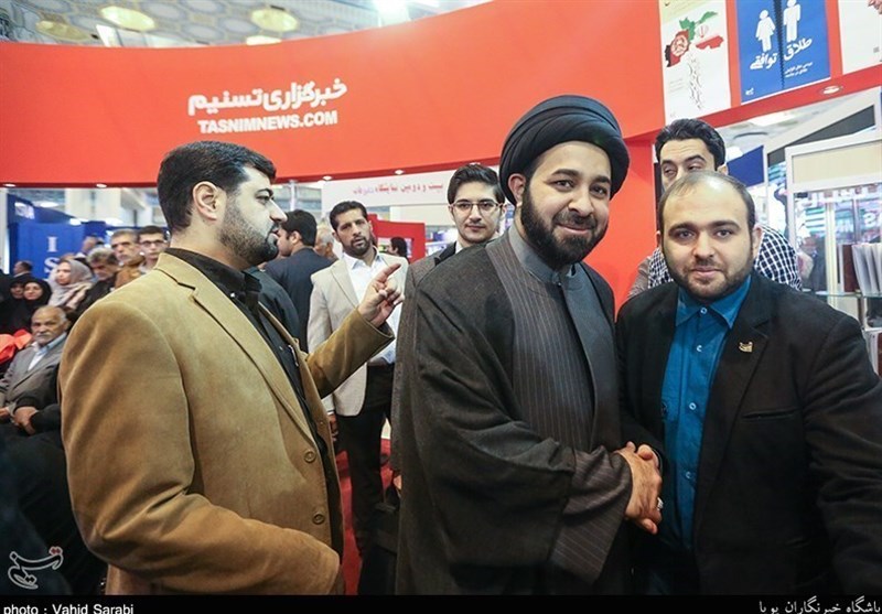 حضور عضو جمعیت الوفاء بحرین در غرفه خبرگزاری تسنیم
