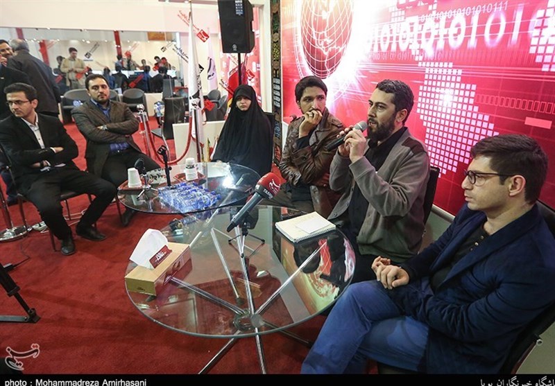نشست شعر مدافعان حرم در غرفه خبرگزاری تسنیم برگزار شد