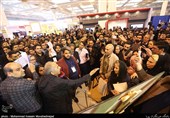 تجمع اعتراضی متقاضیان مسکن مهر در نمایشگاه مطبوعات