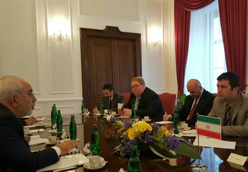 دیدار ظریف با رئیس مجلس چک و حضور در جایگاه ویژه مهمانان مجلس