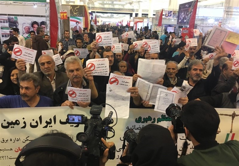 حضور اعتراض‌آمیز شاکیان پرونده مسکن برق تهران در نمایشگاه مطبوعات
