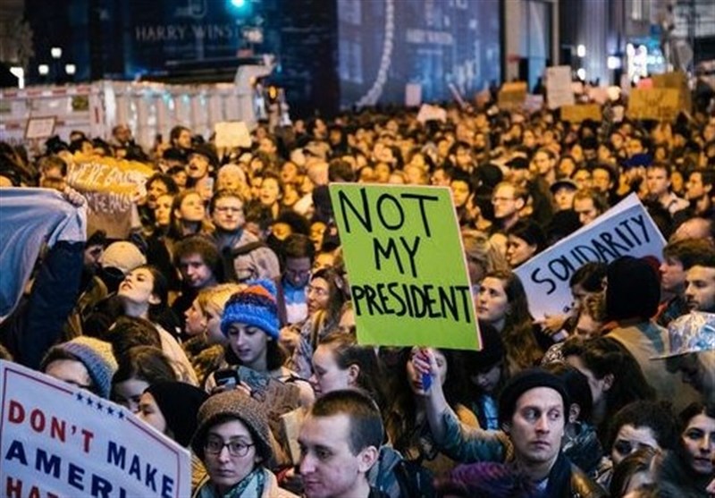 مئات الأمریکان یتظاهرون فی نیویورک ضد ترامب
