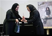 تقدیر از احترام‌السادات برومند همسر مرحوم داوود رشیدی توسط نرگس آبیار کارگردان فیلم سینمایی نفس