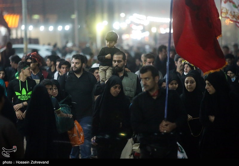 راهپیمایی شبانه زائران اربعین حسینی -نجف به کربلا
