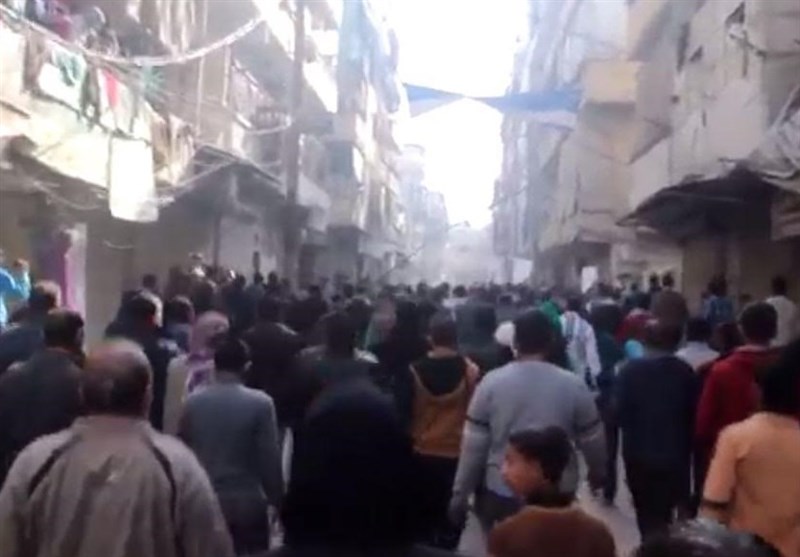 تظاهرات ساکنان شرق«حلب» علیه تروریست‌ها؛ افراد مسلح مشتی دزد و محتکرند + تصاویر