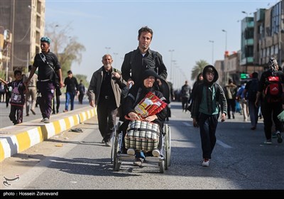 حضور زائرین معلول در مسیر نجف به کربلا