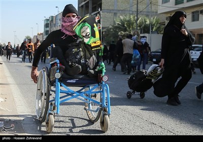 حضور زائرین معلول در مسیر نجف به کربلا