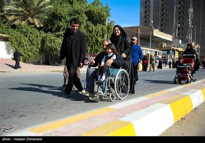 حضور زائرین معلول در مسیر نجف به کربلا