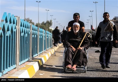 حضور زائرین معلول در مسیر نجف به کربلا