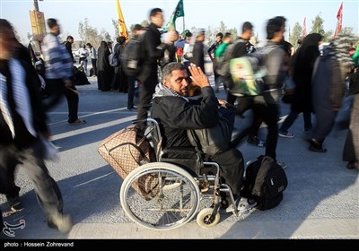 حضور زائرین معلول در مسیر نجف به کربلا