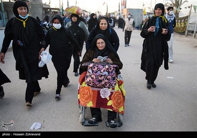 حضور زائرین معلول در مسیر نجف به کربلا