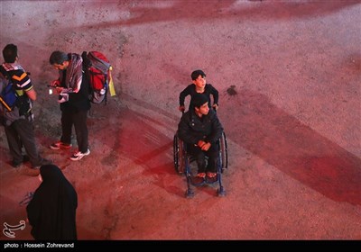 حضور زائرین معلول در مسیر نجف به کربلا