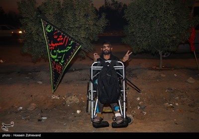 حضور زائرین معلول در مسیر نجف به کربلا