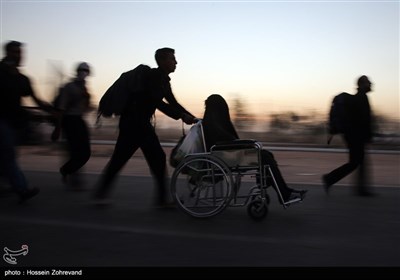 حضور زائرین معلول در مسیر نجف به کربلا