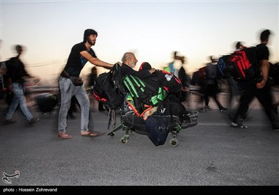 حضور زائرین معلول در مسیر نجف به کربلا