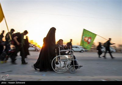 حضور زائرین معلول در مسیر نجف به کربلا