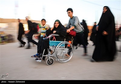 حضور زائرین معلول در مسیر نجف به کربلا