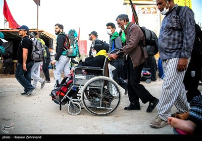 حضور زائرین معلول در مسیر نجف به کربلا