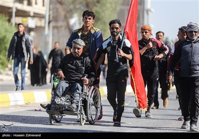حضور زائرین معلول در مسیر نجف به کربلا