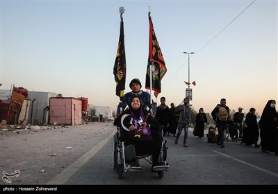 حضور زائرین معلول در مسیر نجف به کربلا