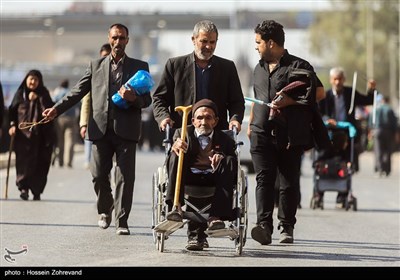 حضور زائرین معلول در مسیر نجف به کربلا