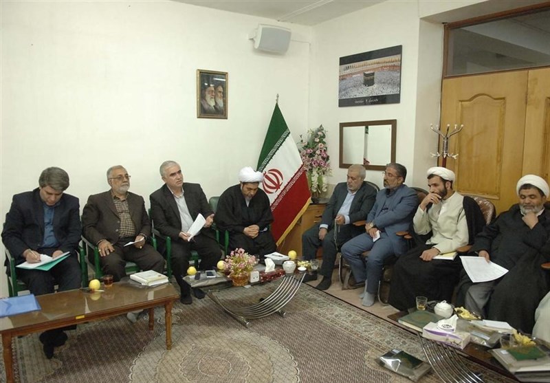 دستگاههای متولی در زمینه نهادینه شدن فرهنگ کارآفرینی در جامعه بیشتر تلاش کنند