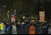 تظاهرات بومیان آمریکا پشت سیم‌های خاردار مقابل کاخ سفید + فیلم و تصاویر