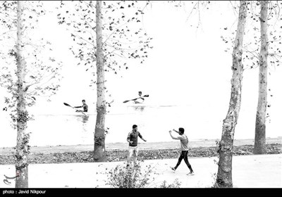 در حاشیه مسابقات قایقرانی - دریاچه آزادی