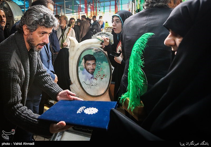 تجلیل هنرمندان از خانواده شهدای مدافع حرم + تصاویر
