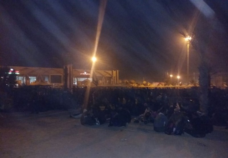 ‌مرز مهران مملو از زائران اربعین؛ سرگردانی مردم در ‌بیابان‌ها‌/شرط عراقی‌ها برای بازگشایی مرز + تصاویر