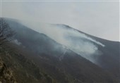 با وجود اعزام نیرو برای مهار آتش جنگل‌های مرزن آباد، آتش همچنان جنگل را می‌سوزاند