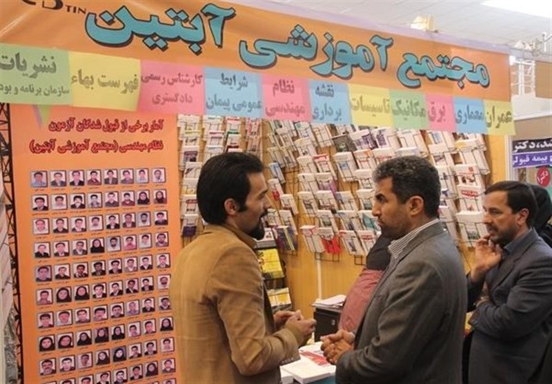رئیس کمیسیون اقتصادی مجلس از نمایشگاه کتاب استان کرمان بازدید کرد