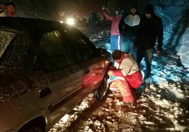 خودروهای گرفتار در برف در محور سمنان-شهمیرزاد امدادرسانی شدند