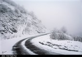 محورهای استان گلستان به علت بارش برف لغزنده شد