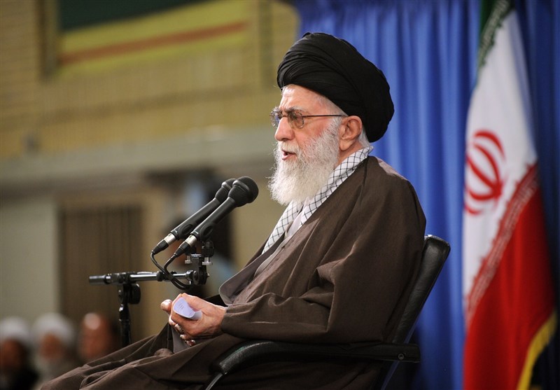 الإمام الخامنئی: تمدید العقوبات الأمریکیة نقض للاتفاق النووی والجمهوریة الإسلامیة سترد