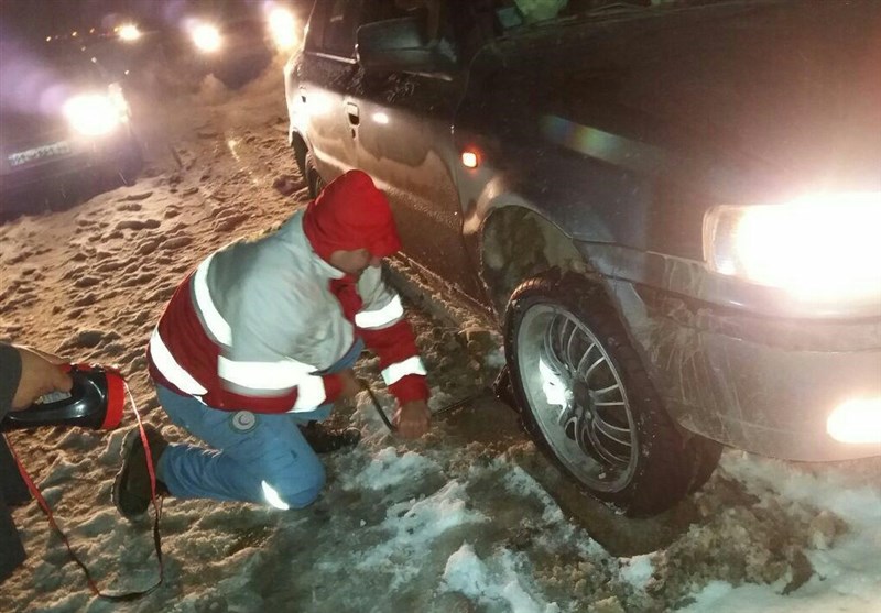 امدادرسانی به 235 خودرو گرفتار در برف جاده‌های استان فارس