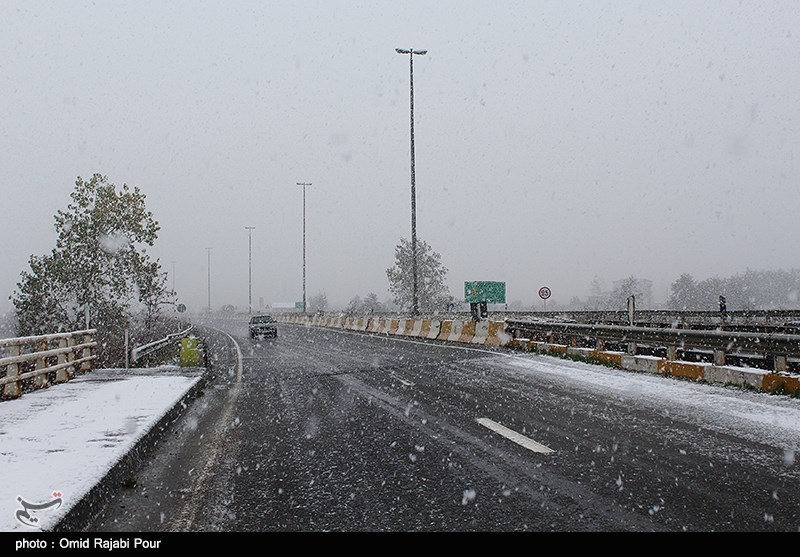 بارش برف در برخی محورهای استان قزوین آغاز شد