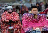عکس/ پوشش عجیب موتورسواران چینی برای مقابله با باد و سرما
